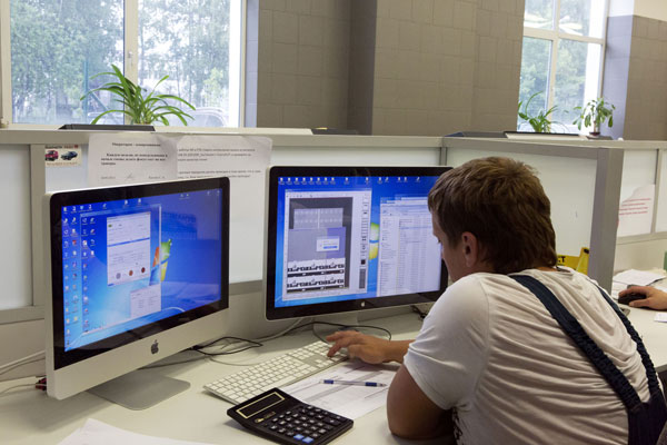 Image of DFS operator at Uniflex looking at desktop screens